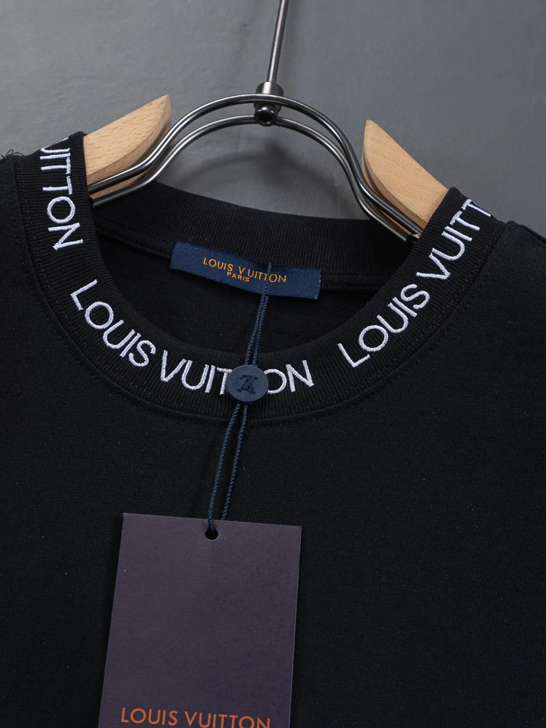 🅿️190 Louis Vuitton 1V LV micro-wide version S-XL LV 26ss new product counters are available at the same time. Multiple craftsmanship, simple letters embroidery on the collar + simple letter logo on the cuffs 🪡 embroidery, round neck short-sleeved T-shirt, same style for men and women! Consigned to one-to-one creation. Synchronized with the official website, pure cotton fabrics at the counter! It is close to the skin and comfortable, durable and easy to wear. It has a classic and simple logo design and meticulous original craftsmanship. Short-sleeves, a must-have item for men, do not appear to be the same for the general public, but must be unique and eye-catching. This LV short-sleeve is all about quality, comfort, the same shape and fashion as always, including fabrics and cutting techniques. All of them have been made with great effort! 320 grams of washed pure cotton fabric, pure cotton is breathable, very refreshing and comfortable for daily wear. The rib knitting on the neckline is smooth and tight, and the neckline will not be skewed if you toss it at will. The loose version, you will find that it looks really good on the upper body. The overall is minimalist and neat, super versatile for daily use! Pair it casually with a pair of pants for a youthful look. A T-shirt will make your outfit crazy. It is a fashionable item that can never go wrong! Color: Black White Size: S-XL Size chart: S: Shoulder width 50-Bust 56-Length 70 M: Shoulder width 52-Bust 57-Length 72 L: Shoulder width 54-Bust 59-Length 74 XL: Shoulder width 56-Bust 62-Length 76